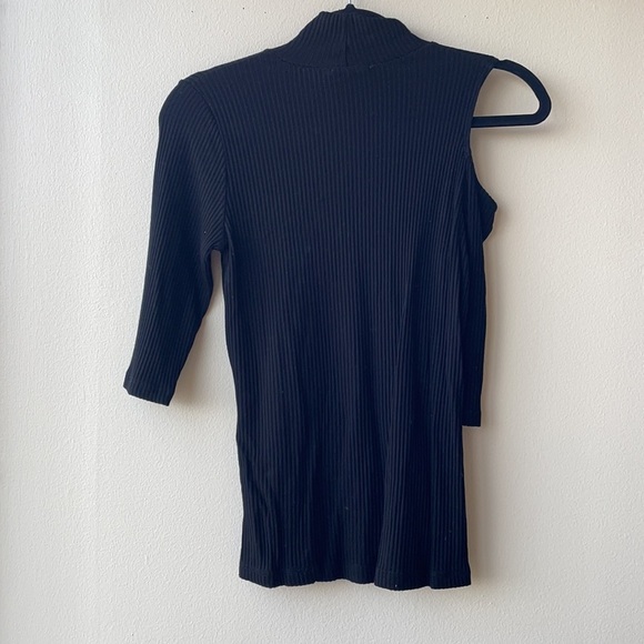 LNA ribbed cold shoulder turtleneck - Picture 4 of 5